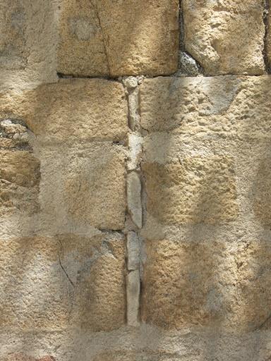 Mur sud de l'église : meurtrière.