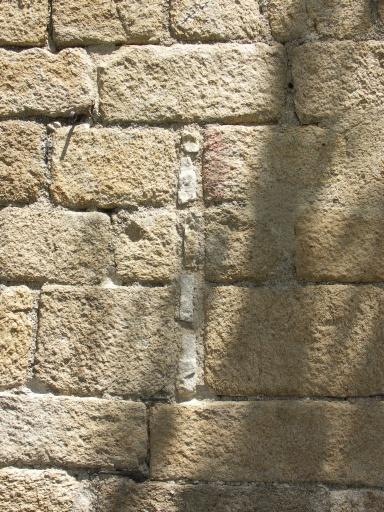 Mur sud de l'église : meurtrière.