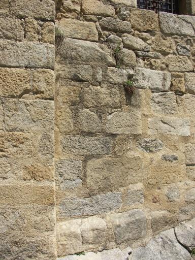 Mur sud de l'église : traces de l'ancien chevet démoli au 18e.