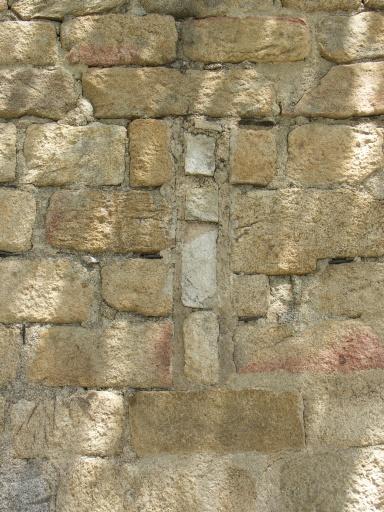 Mur sud de l'église : meurtrière.