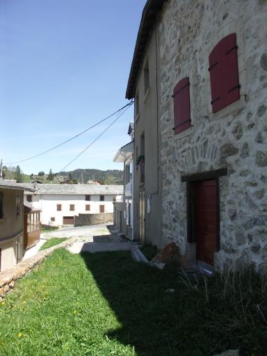 Vestiges de l'enceinte fortifiée.