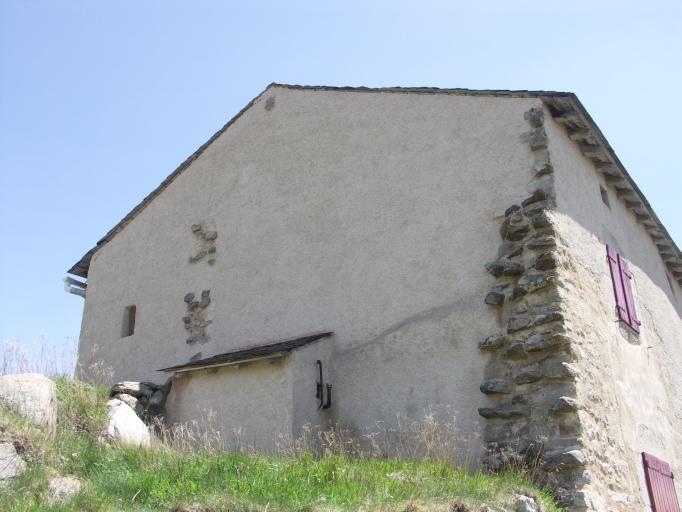 Ancien château (ancien prsbytère) : traces d'arrachements de la muraille..