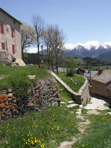 Accès à l'ancien château et à l'église suivant l'enceinte fortifiée (ouest).