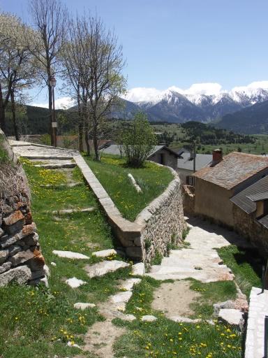 Accès à l'ancien château et à l'église suivant l'enceinte fortifiée (ouest).