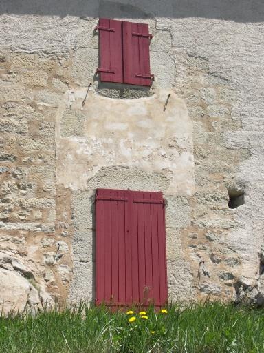 Ancien château (ancien presbytère) : traces d'une ouverture monumentale, vraisemblablement l'entrée du château.