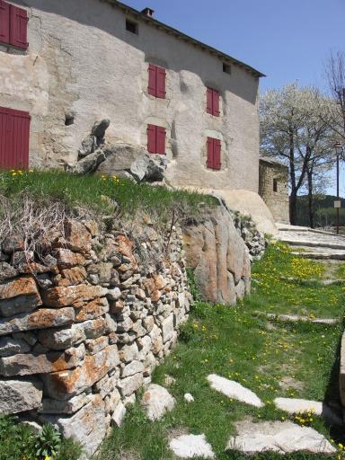 Accès à l'ancien château (ancien presbytère).