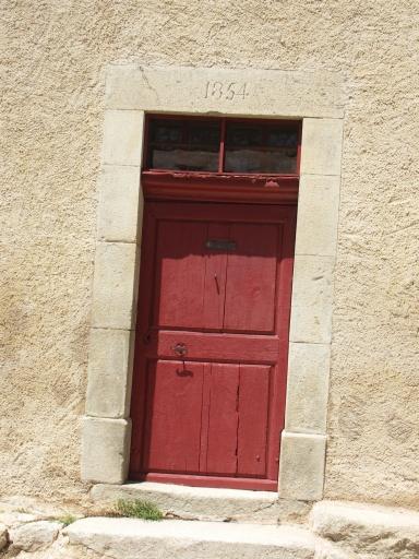 Ancien château (ancien presbytère) : façade est, porte du presbytère 1854.