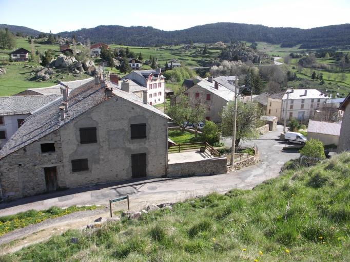 Vue du village vers l'ouest depuis le Capil.