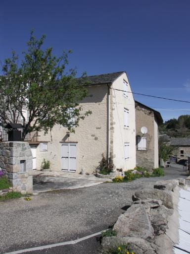 Chemin d'accès ouest à l'église sur l'enceinte fortifiée.