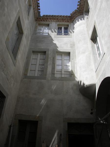 Cour du 51 : façade du 2e corps de logis en fond de parcelle.