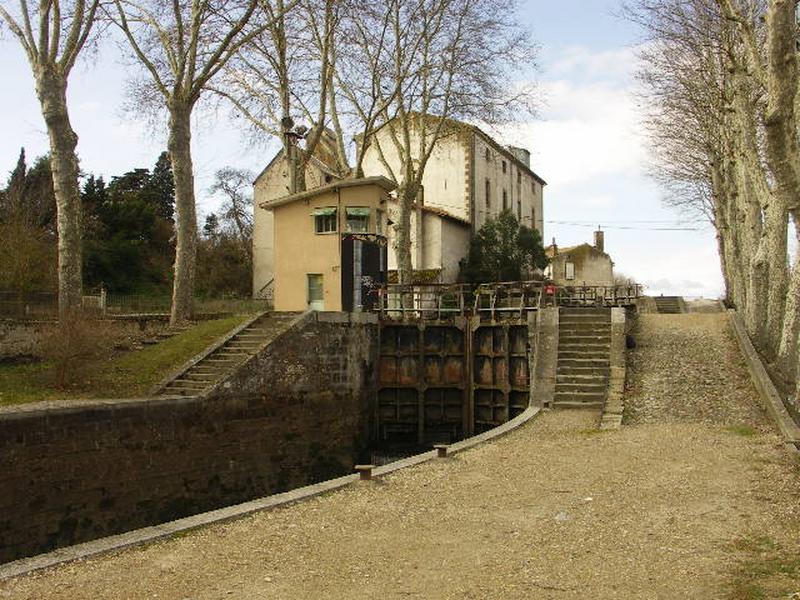 L'écluse vue de l'aval, la chapelle se situe à gauche de la photo.