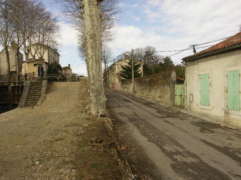 L'écluse vue de l'aval, à gauche la maison de l'ingénieur du canal.