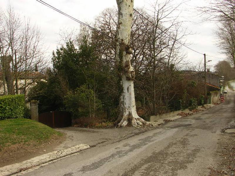 Accès à la chapelle qui se trouve enclavée dans une propriété privée.