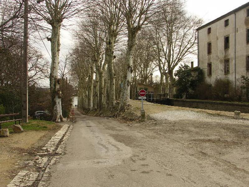 L'écluse vue de l'amont, à droite de la photo le moulin, à gauche se situe la chapelle.