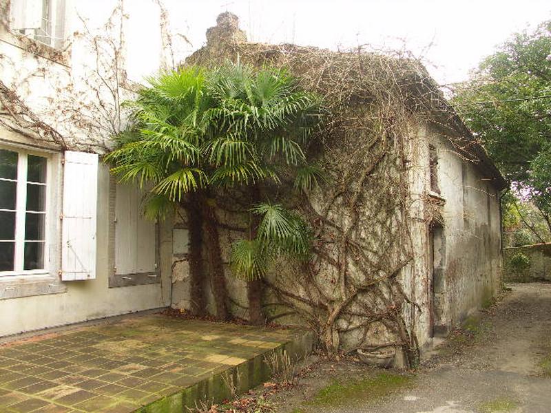 Mur ouest accolé à la maison particulière.