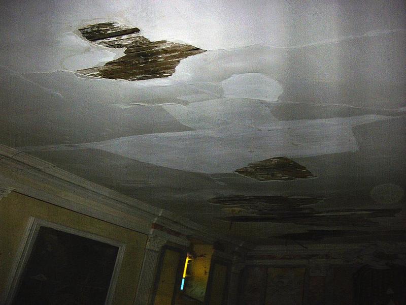 Vue intérieure : dégradation du plafond.