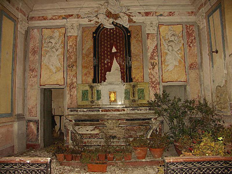 Intérieur. Maître-autel. Décor de marbres et de marbre peint.