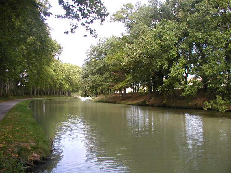 Le canal du Midi en aval de l'écluse Saint-Roch.