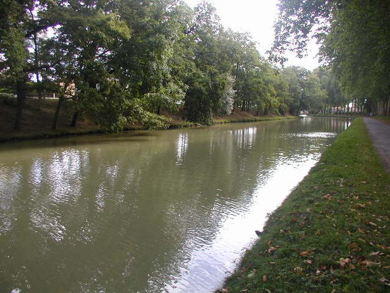 Le canal du Midi en aval de l'écluse Saint-Roch.