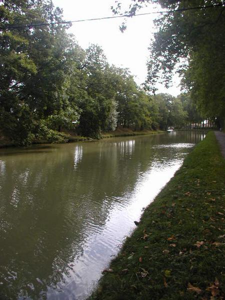 Le canal du Midi en aval de l'écluse Saint-Roch.