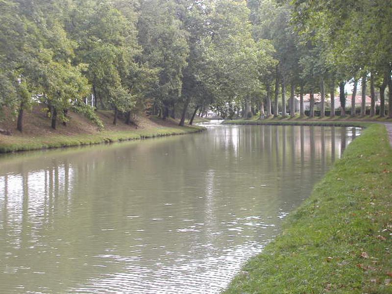 Le canal du Midi en aval de l'écluse Saint-Roch.