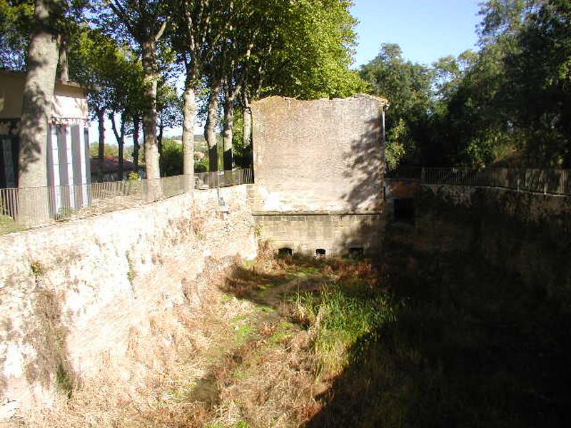 Moulin de Saint-Roch (1680) sur une dérivation rive droite du canal. Transformé en minoterie au 19e.