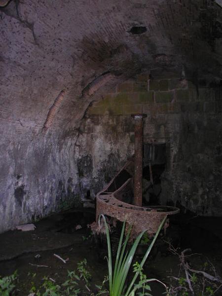 Moulin de Saint-Roch (1680) sur une dérivation rive droite du canal. Transformé en minoterie au 19e.