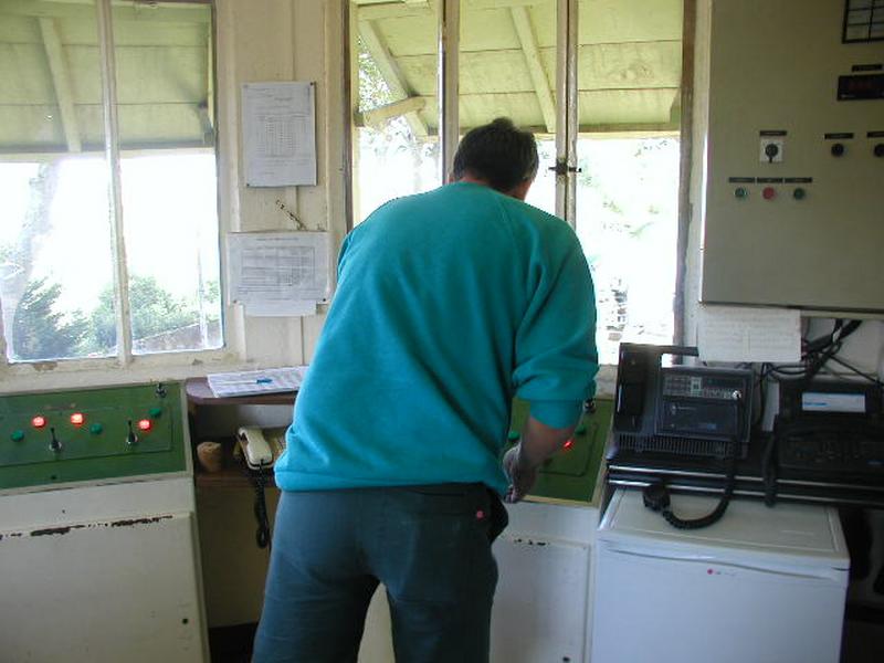 Manoeuvre de l'écluse vue depuis la cabine de commande de l'éclusier.