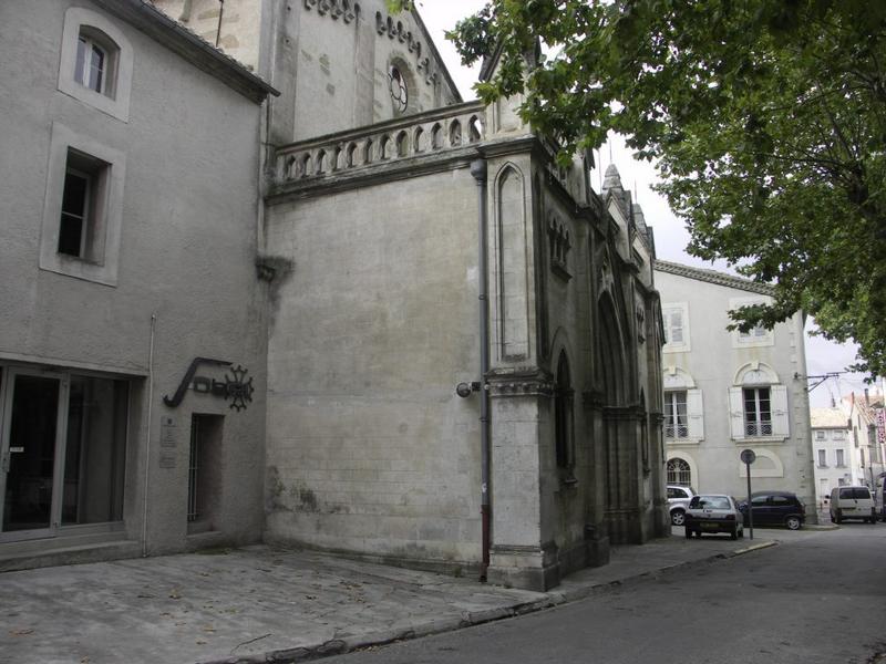 Le narthex sur la place des Cordeliers.