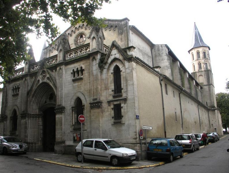 Vue d'ensemble de la façade occidentale.