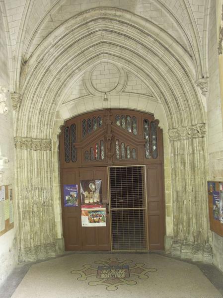 A l'intérieur du narthex 1883, se trouve le portail de l'église médiévale.