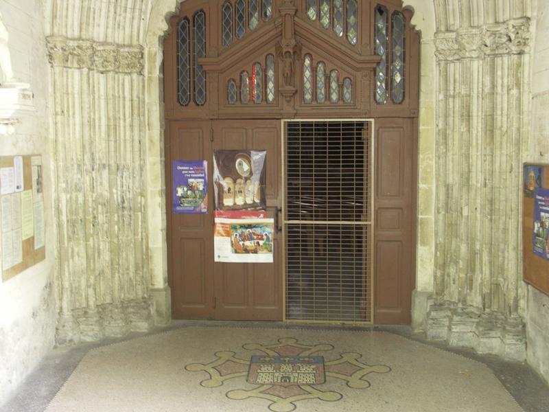 A l'intérieur du narthex 1883, se trouve le portail de l'église médiévale.