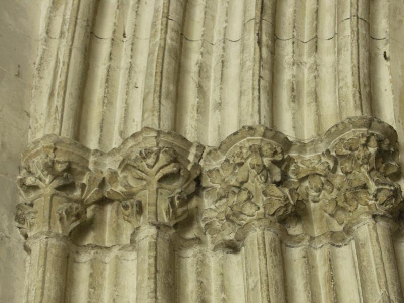 A l'intérieur du narthex 1883, se trouve le portail de l'église médiévale. Chapiteaux feuillagés sculptés en bandeau.