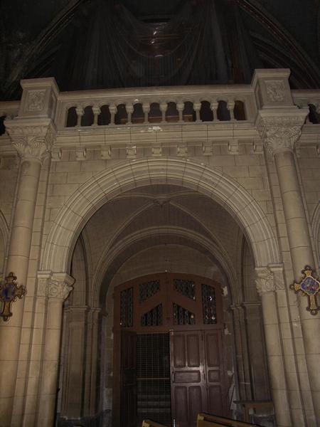 Intérieur. 1ere travée sous la tribune.