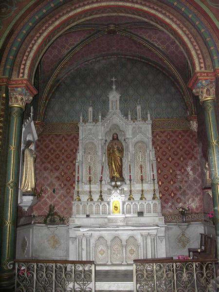 Nef. Chapelles nord. Chapelle du Sacré Coeur. Décor sculpté néo gothique.