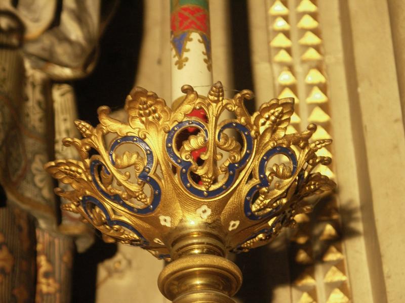 Nef. Chapelles sud. Chapelle Saint François-Xavier. Détail du décor de chandeliers à bougies électriques.