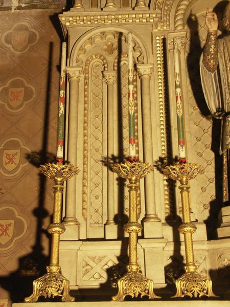 Nef. Chapelles sud. Chapelle Saint François-Xavier. Détail du décor de chandeliers à bougies électriques.