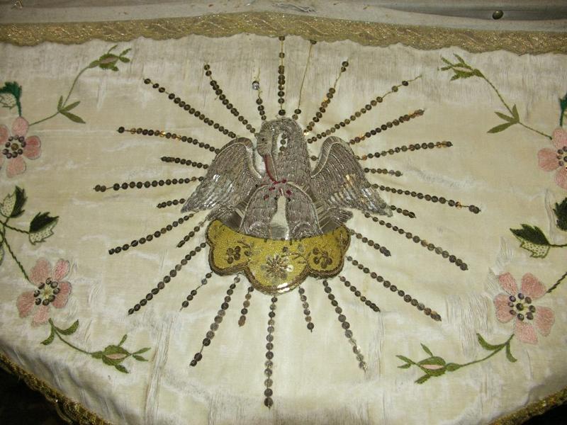 Choeur. Maître-autel 1875. Nappe d'autel brodée.