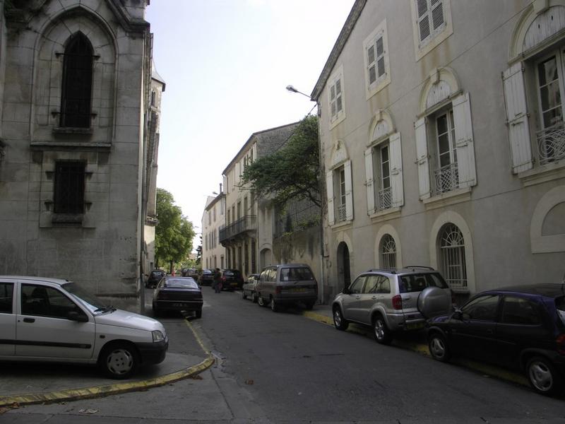 Vestiges du cloître des Cordeliers. Seule l'aile Nord fut partiellement conservée, des vestiges situés dans le jardin de l'érudit local le Dr Marfan ont été inscrits en 1929 (actuellement dans le jardin de la maison Grosset). D'autres traces sont visibles dans le centre Saint-Jean, 3 rue de la Terrasse et rue Marfan.