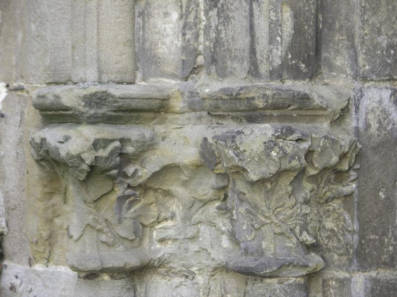 Vestiges du cloître des Cordeliers. Parcelle 1488 actuelle maison Grosset. Chapiteau feuillagé sculpté en bandeau.