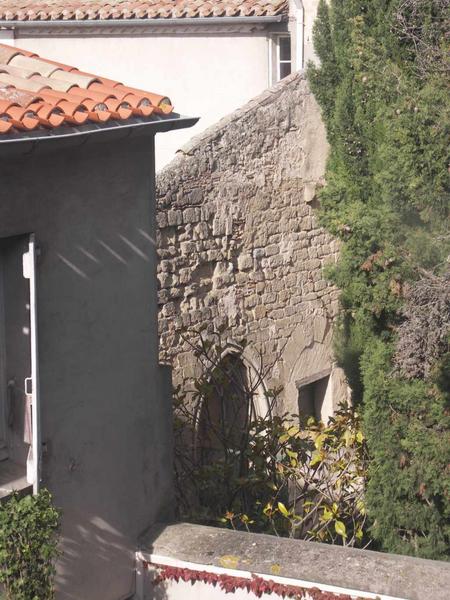 Vestiges du cloître des Cordeliers. Parcelle 1488 actuelle maison Grosset. Arcades protégés MH en 1929 vues depuis la parcelle voisine, actuel centre paroissial.