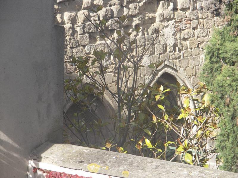 Vestiges du cloître des Cordeliers. Parcelle 1488 actuelle maison Grosset. Arcades protégés MH en 1929 vues depuis la parcelle voisine, actuel centre paroissial.