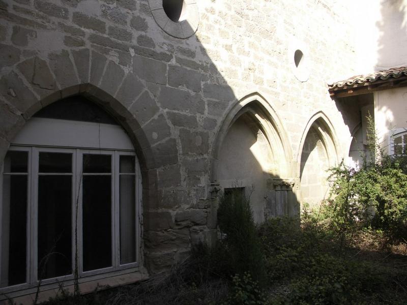 Vestiges du cloître des Cordeliers. Parcelles 1121 et 1487. Façade sud. 3 arcades du cloître.