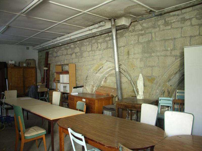 Vestiges du cloître des Cordeliers. Parcelle 724. Centre paroissial s'appuyant sur le mur ouest du cloître.