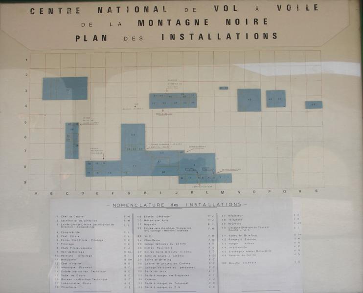 Plan des installations du centre natioanal de vol à voile, affiché sur le bâtiment de la cantine.