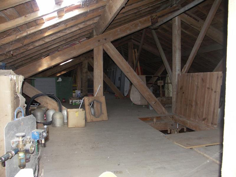 Atelier de menuiserie Jacques Aubriot (réparation des planeurs), ancien hangar d'Estantens. Charpente.