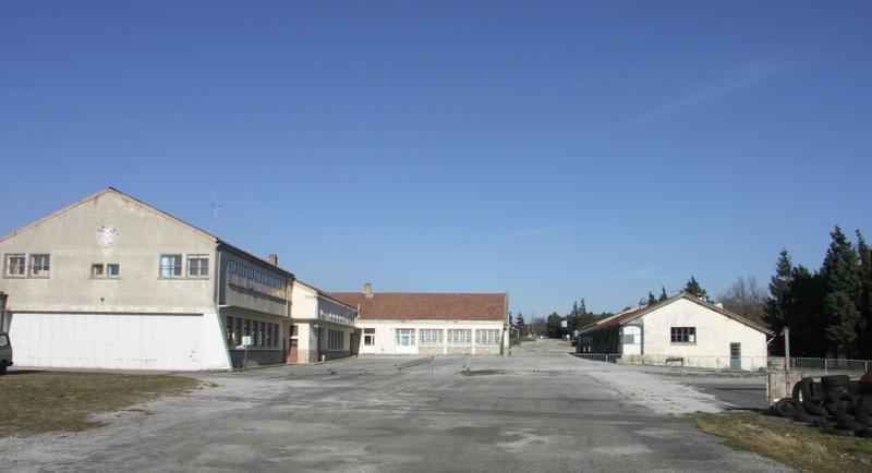 Vue depuis le sud des bâtiments du centre national, à gauche les locaux de bureaux et de logements des stagiaires, à droite la cantine.