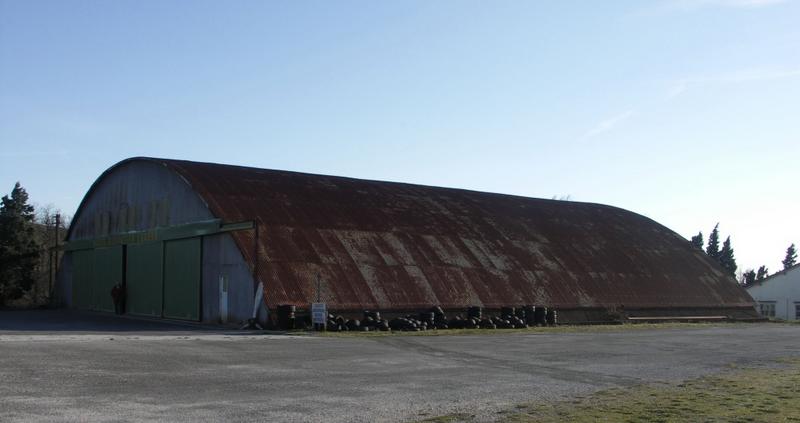 Le hangar Mistral I. Côté ouest sur la piste.