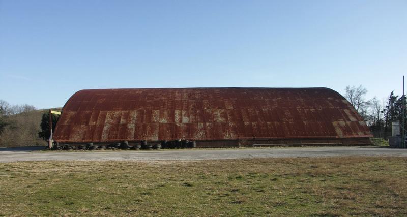 Le hangar Mistral I. Côté ouest sur la piste.