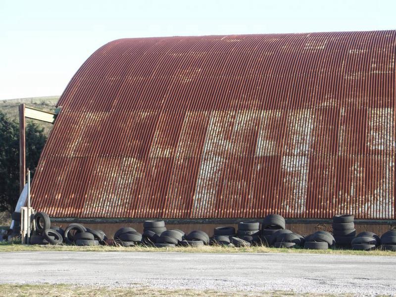 Le hangar Mistral I. Côté ouest sur la piste.